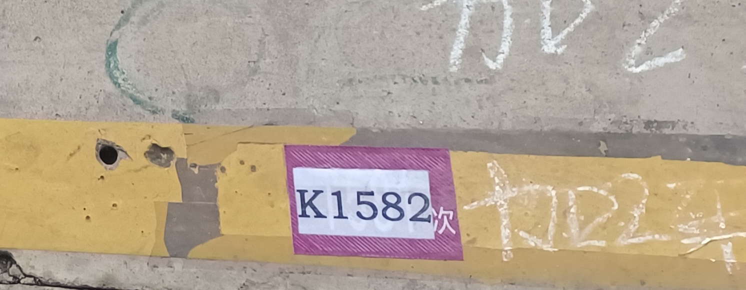 “地板上的斑驳痕迹,是我存在过的证明”